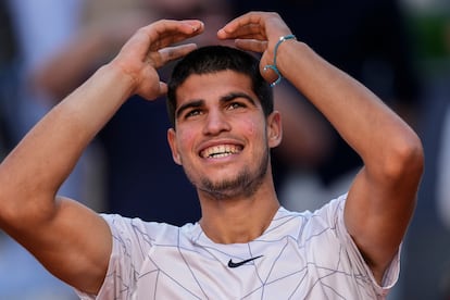 Alcaraz celebra la victoria frente a Nadal. 