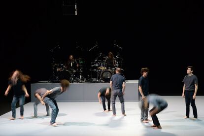 Un grupo de actores bailan en un momento de la función 'D'apres une Histoire Vraie' (De una historia verdadera), dirigida por Christian Rizzo.