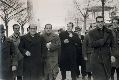 Julio Ruiz de Alda, Nemesio Fernández Cuesta y José Antonio Primo de Rivera, a la salida de un mitin celebrado en el teatro de la Comedia el 2 de febrero de 1936 (imagen del libro Crónica gráfica de medio siglo de vida española, de Martín Santos Yubero).