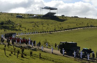 El féretro del expresidente sudafricano Nelson Mandela recorre, por guardias de honor, los últimos metros hasta llegar al lugar donde se celebrará (al fondo arriba) la ceremonia funeral en Qunu, su aldea natal.