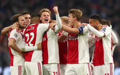 Nicolás Tagliafico, del Ajax, celebra el gol marcado de cabeza que fue anulado posteriormente.