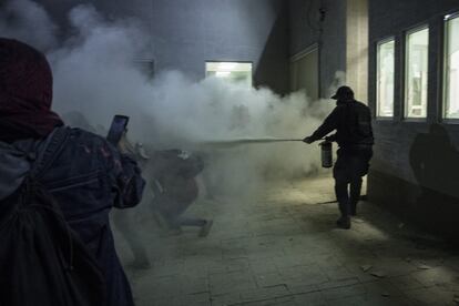 Integrantes de la policía de la fiscalía de Atizapán de Zaragoza, Estado de México, agredieron a las manifestantes y periodistas que se encontraban en las afueras de la institución.