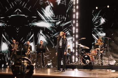 Rosalía sweeps the Music Awards, does not appear at the gala, but everything is compensated by the immense wisdom of Serrat | Culture