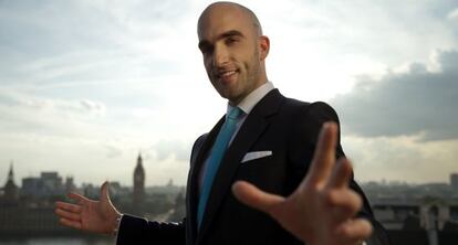 El mago Drummond Money-Coutts posa en Londres.