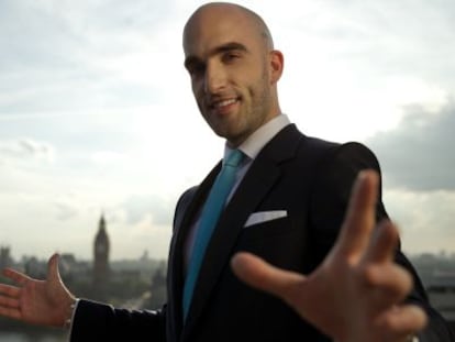 El mago Drummond Money-Coutts posa en Londres. 