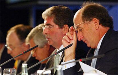 Antoni Brufau y José Luis López de Silanes, durante la junta general de ayer.