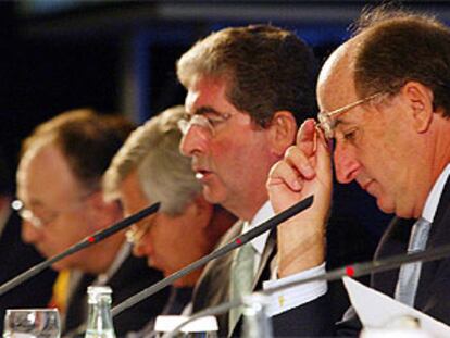 Antoni Brufau y José Luis López de Silanes, durante la junta general de ayer.