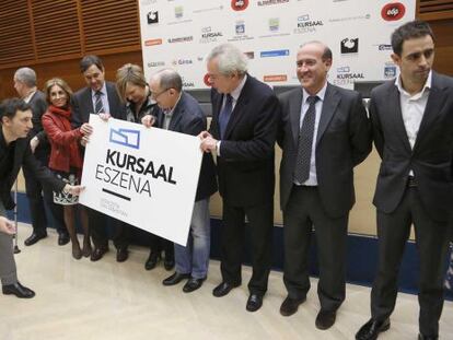 Los patronos del Kursaal posan junto a la imagen de la nueva marca con la que se gestionará el centro y la actividad cultural del mismo.