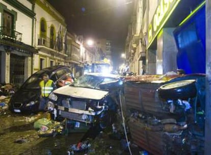 La calle Águila de Alcalá de Guadaíra, anoche, tras la tromba de agua.