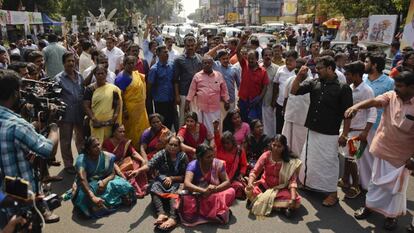 Manifestantes cortan el tráfico después de que dos mujeres lograran entrar al templo de Sabarimala, este miércoles en Kerala (India). 