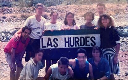 Fernando Meseguer (izquierda), jesuita acusado de abusos sexuales, posa rodeado de jóvenes en un campamento que organizó en Las Hurdes, Extremadura, en 1990. Foto cedida por la víctima. 