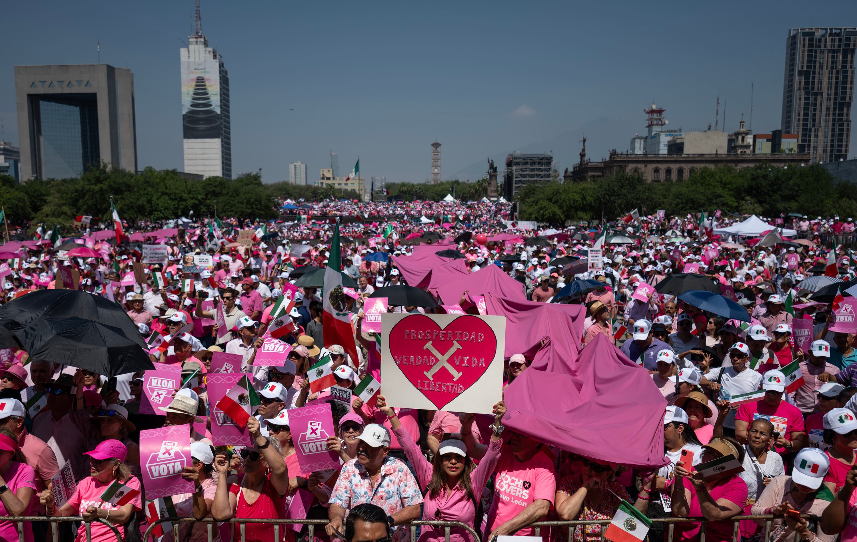 Simpatizantes de Xóchitl Gálvez participan en una marcha en Monterrey (Nuevo León), el 19 de mayo. 