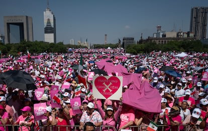 Simpatizantes de Xóchitl Gálvez participan en una marcha en Monterrey (Nuevo León), el 19 de mayo. 
