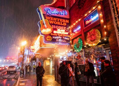La nieve cae en Broadway, una popular calle turística en Nashville, Tennessee, el 22 de diciembre.