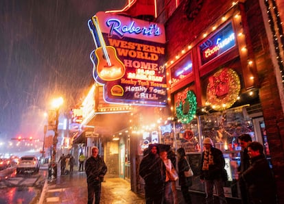 La nieve cae en Broadway, una popular calle turística en Nashville, Tennessee, el 22 de diciembre.