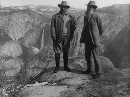 El presidente Theodore Roosevelt (izquierda) y el naturalista John Muir en Glacier Point, parque nacional Yosemite, EEUU.