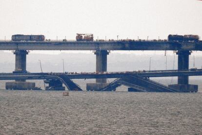 Trabajos de reparación en el puente Kerch, este domingo. 