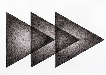 'Tres triángulos', de Ignacio Uriarte para la exposición 'X, Y, Z': si lo ves de cerca os visualizarás a ti y a tu cuaderno en la última reunión eterna en el trabajo. |