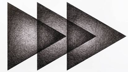 'Tres triángulos', de Ignacio Uriarte para la exposición 'X, Y, Z': si lo ves de cerca os visualizarás a ti y a tu cuaderno en la última reunión eterna en el trabajo. |