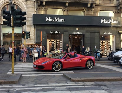 Los Ferrari y las tiendas de lujo como MaxMara forman parte del paisaje habitual de Milán.