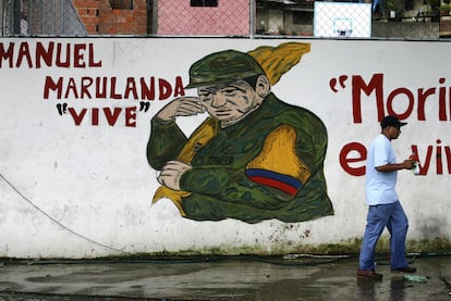 Mural en una calle de Caracas dedicado a Manuel Marulanda, jefe de las FARC, fallecido en 2008.