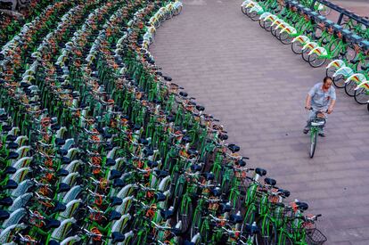 Estación de intercambio de bicicletas públicas en Pekín, China. 14 de junio 2014