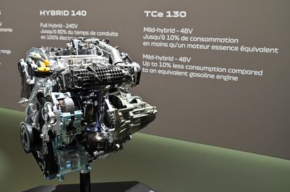 Un motor 'mild hybrid' de la marca Dacia expuesto en el Salón del Automóvil de Ginebra en febrero de 2024.