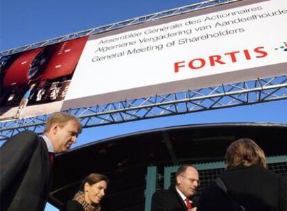 Accionistas de Fortis se dirigen a la Reunión General de Fortis en la Expo de Bruselas.