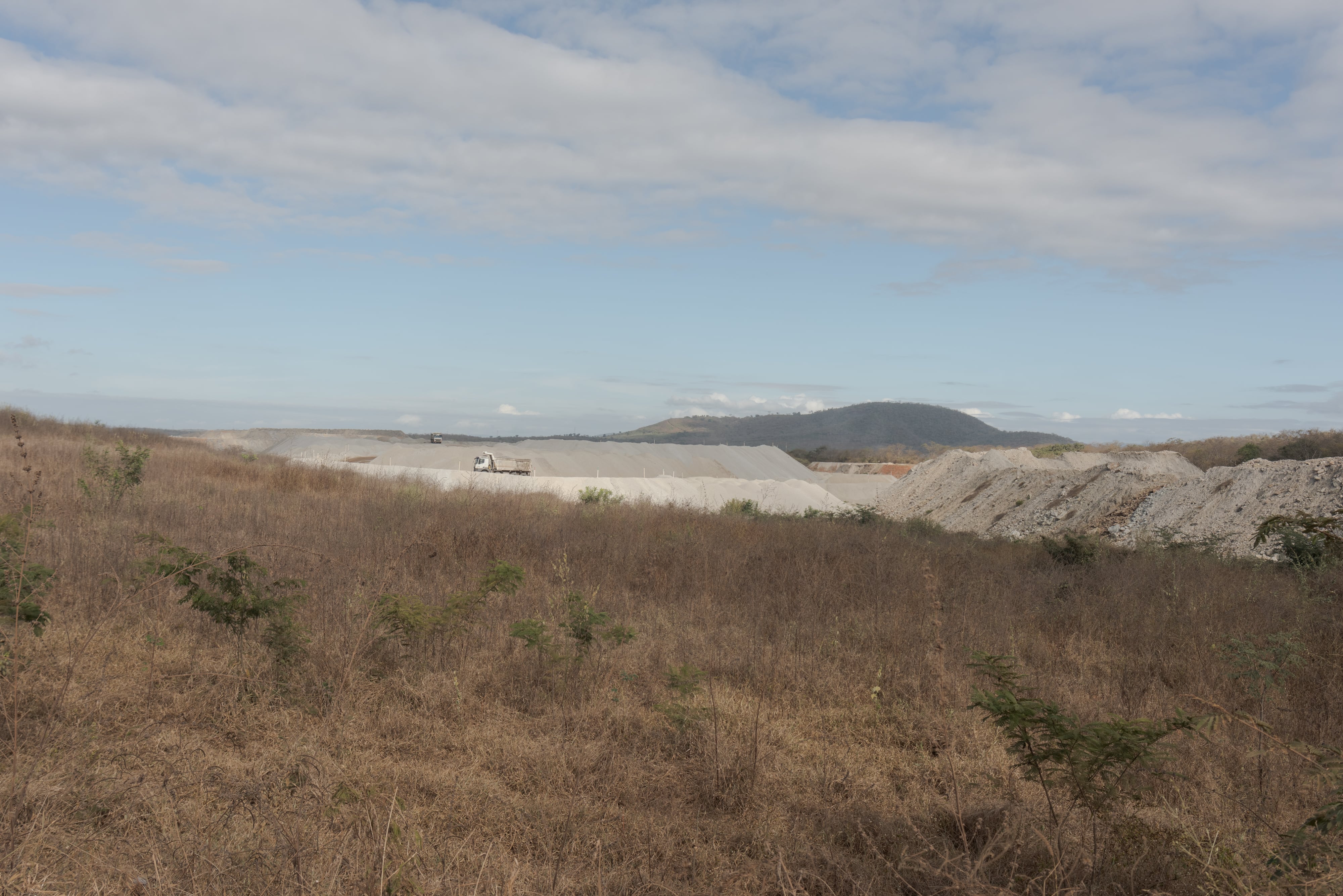 Pilas de desechos de la extracción de litio en una mina entre las ciudades de Araçuaí e Itinga (Minas Gerais, Brasil), en 2024.