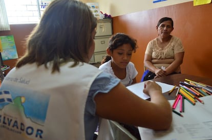 Ana Celia Alonso, de 47 años, tiene nueve hijos. Ha acudido al centro de salud de Verapaz con la pequeña de ellos, que tenía consulta programada con el pediatra. Vive en el pequeño pueblo de Jerusalén y tarda más de una hora en ir al centro de salud. Recuerda que hace cuatro años tuvo que desembolsar casi 50 dólares por una urgencia médica con uno de sus hijos. “Estas cosas de ahora son de gran ayuda, antes tocaba apretarse el cinturón por el bien de los niños”, dice.