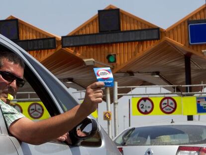 El copiloto de un vehículo, en la protesta frente al peaje de Mollet del Vàlles.