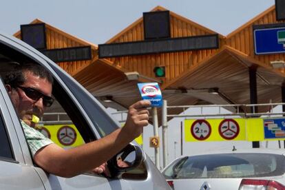 El copiloto de un vehículo, en la protesta frente al peaje de Mollet del Vàlles.