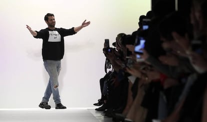 El diseñador estadounidense Jonathan Simkhai, saluda al final de su desfile del pasado domingo en Nueva York.