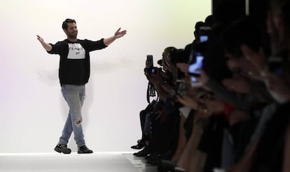 El dise&ntilde;ador estadounidense Jonathan Simkhai, saluda al final de su desfile del pasado domingo en Nueva York.