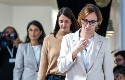 Las coportavoces de Más Madrid Mónica García (en primer plano), Rita Maestre (centro) y Manuela Bergerot (detrás), durante la rueda de prensa ofrecida este lunes en Madrid.