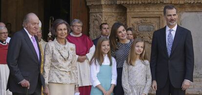 La familia real tras la misa de Pascua en la catedral de Palma.
