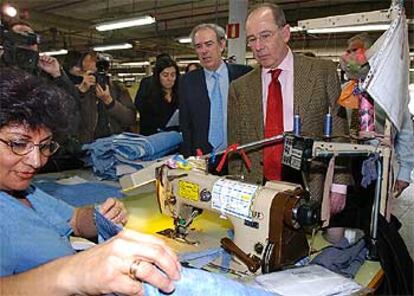 Rodrigo Rato, ayer, durante la visita a una fábrica textil de Madrid.