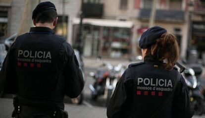 Dos agentes de los Mossos d'Esquadra en una imagen de archivo.