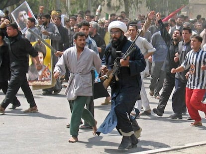 Manifestantes marchando contra una guarnici&oacute;n espa&ntilde;ola en Nayaf en abril de 2004.
