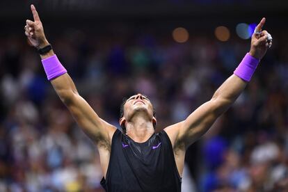 Rafa alza los brazos tras proclamarse ganador del US Open masculino.