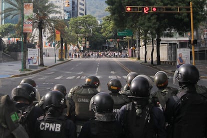 Integrantes de la Policía Nacional custodian la autopista Francisco Fajardo durante una protesta por los resultados electorales el 30 de julio en Caracas.