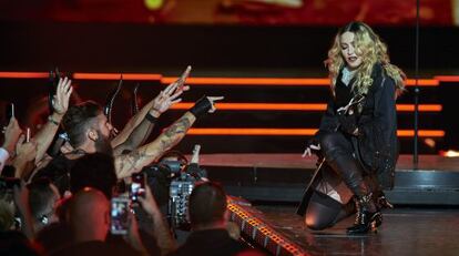 Madonna saluda a sus fans.