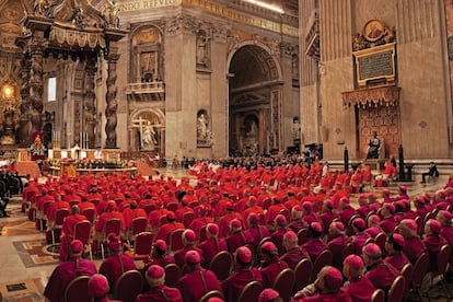 O colégio cardinalício e os bispos assistem o consistório de Francisco e a nomeação dos 17 novos príncipes da Igreja na basílica de São Pedro.