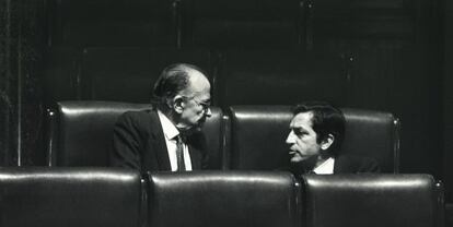 Santiago Carrillo (izquierda) charla con Adolfo Su&aacute;rez en el Congreso de los Diputados en 1983. 