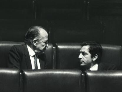 Santiago Carrillo (izquierda) charla con Adolfo Su&aacute;rez en el Congreso de los Diputados en 1983. 