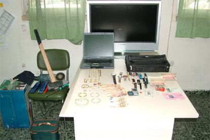 Algunos de los objetos confiscados por la policía tras la detención de un grupo de albano-kosovares presuntos autores de 67 robos con fuerza.