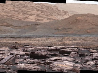 Foto tirada pelo robô Curiosity em seu avanço rumo ao monte Sharp.