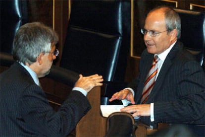Montilla (dcha), con el diputado de CiU Josep Sánchez i Libre ante de la sesión de control.