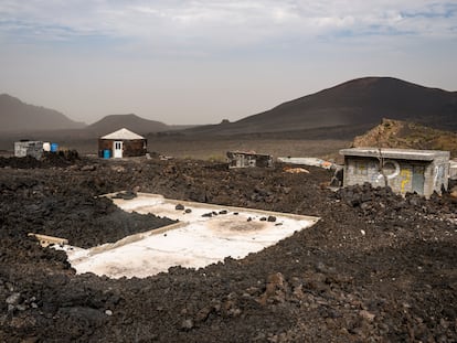 Las sucesivas erupciones volcánicas a través de los siglos han ido conformando el paisaje de aspecto lunar donde se encuentra la localidad de Cha das Caldeiras, en la isla caboverdiana de Fogo.