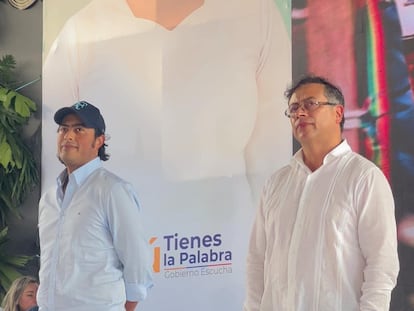 Nicolás Petro junto a su padre, el presidente Gustavo Petro, en una imagen compartida en sus redes sociales el 14 de enero de 2023.